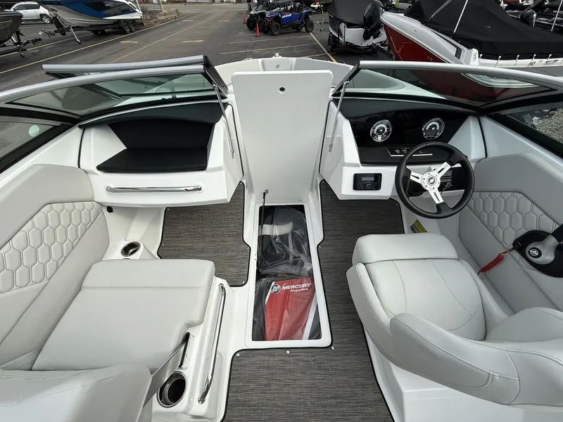 Slide: The Image of Four Winns H1 Freedom 2025 - 32