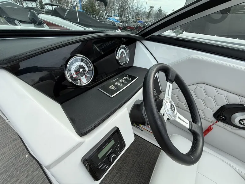 Slide: The Image of Four Winns H1 Freedom 2025 - 33