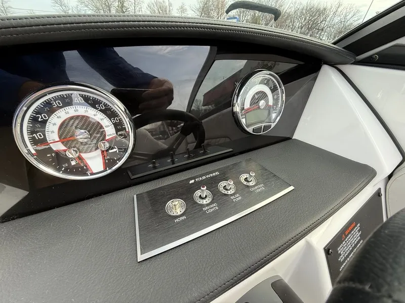 Slide: The Image of Four Winns H1 Freedom 2025 - 34