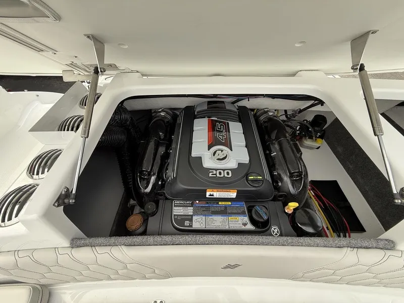 Slide: The Image of Four Winns H1 Freedom 2025 - 36