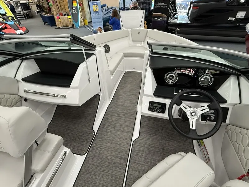 Slide: The Image of Four Winns H1 Freedom 2025 - 5