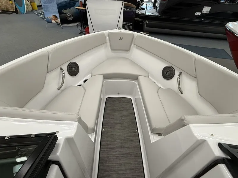 Slide: The Image of Four Winns H1 Freedom 2025 - 6