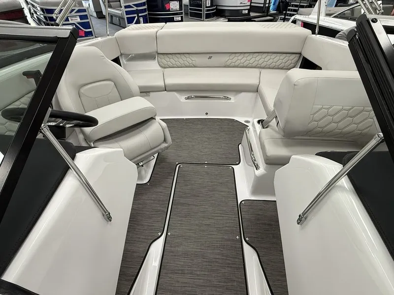 Slide: The Image of Four Winns H1 Freedom 2025 - 7