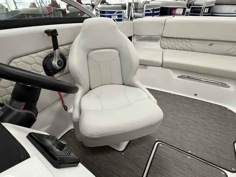 Slide: The Image of Four Winns H1 Freedom 2025 - 8