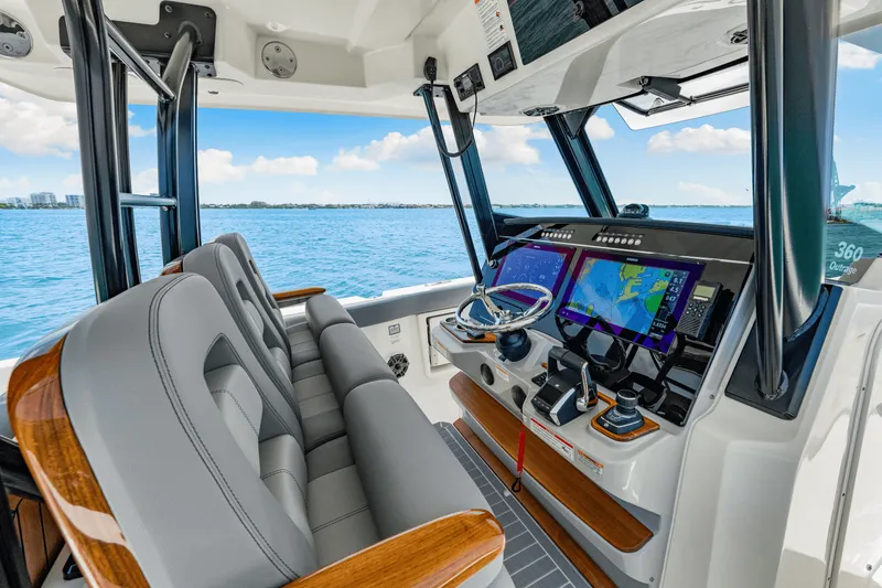 Slide: The Image of Boston Whaler 360 Outrage 2025 - 29