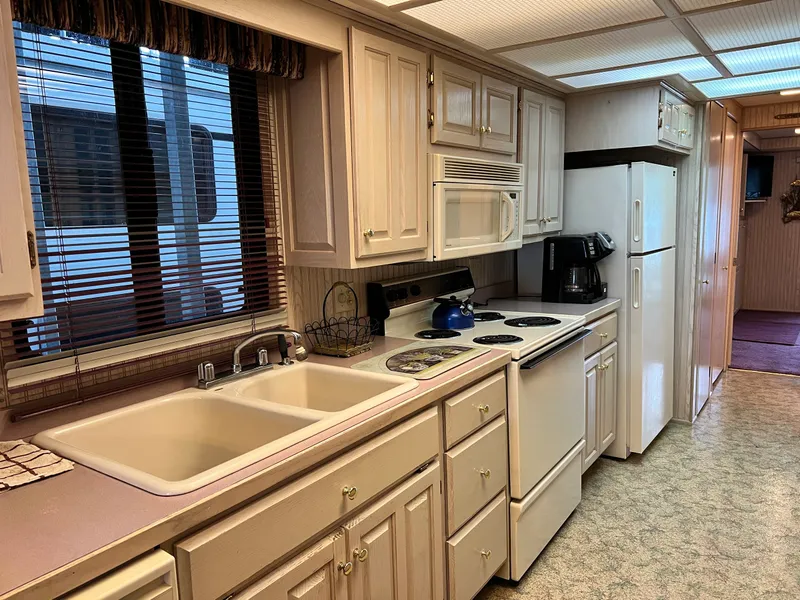 Slide: The Image of Lakeview 79x18 Houseboat 1997 - 16