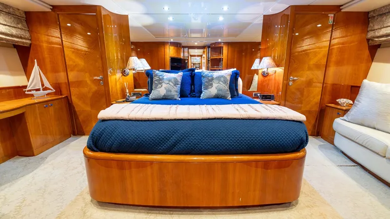 Slide: The Image of Azimut 100 1999 - 21