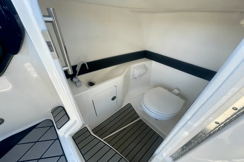 Slide: The Image of Sea Ray SLX 260 Outboard 2025 - 10