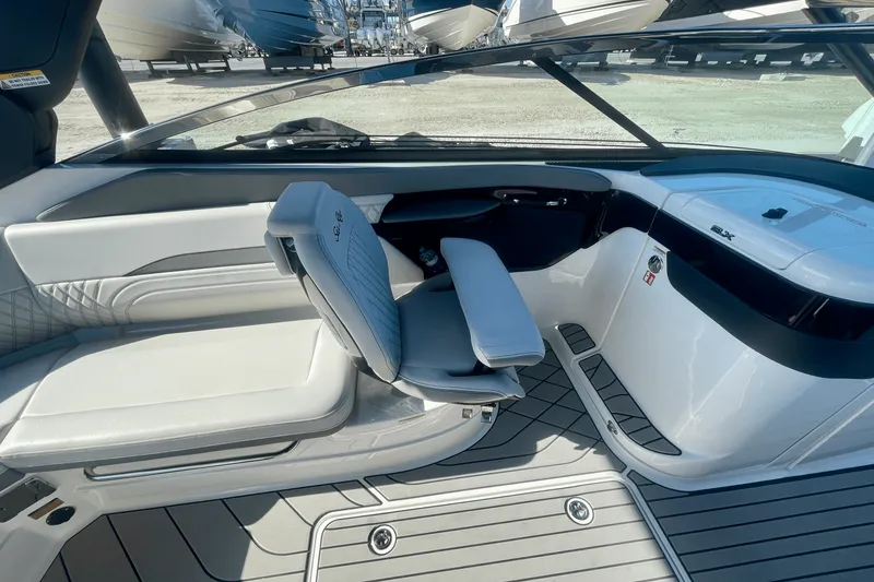 Slide: The Image of Sea Ray SLX 260 Outboard 2025 - 11