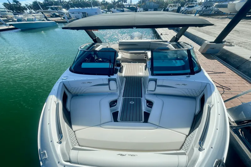 Slide: The Image of Sea Ray SLX 260 Outboard 2025 - 15