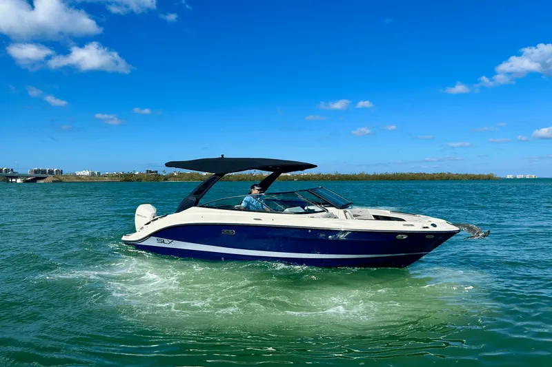 Slide: The Image of Sea Ray SLX 260 Outboard 2025 - 2