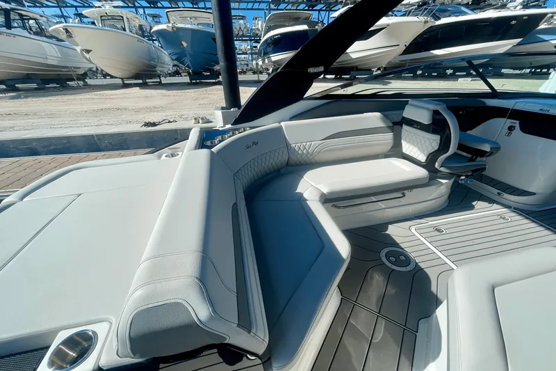 Slide: The Image of Sea Ray SLX 260 Outboard 2025 - 5