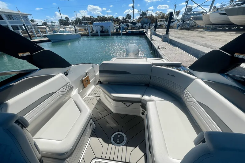 Slide: The Image of Sea Ray SLX 260 Outboard 2025 - 6