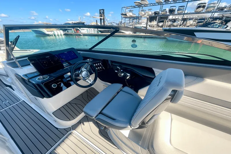 Slide: The Image of Sea Ray SLX 260 Outboard 2025 - 7