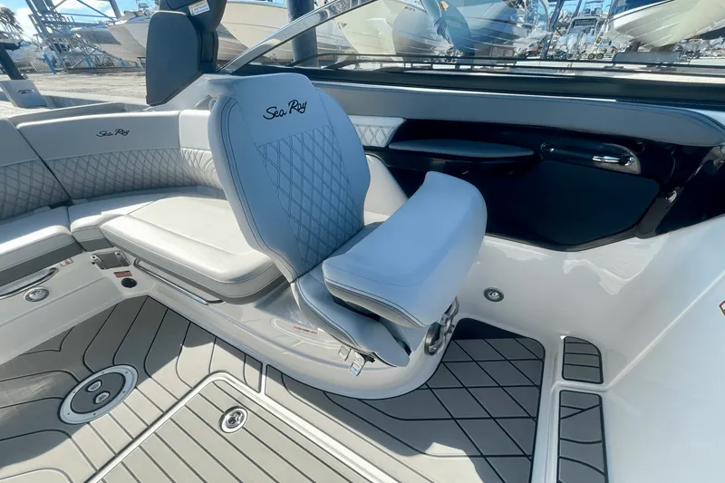 Slide: The Image of Sea Ray SLX 260 Outboard 2025 - 9