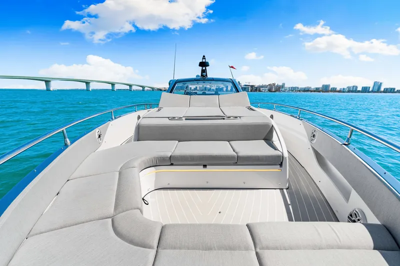 Slide: The Image of Azimut Verve 48 2025 - 17