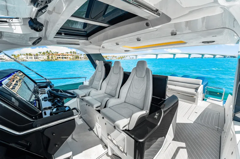 Slide: The Image of Azimut Verve 48 2025 - 19