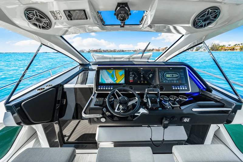 Slide: The Image of Azimut Verve 48 2025 - 22