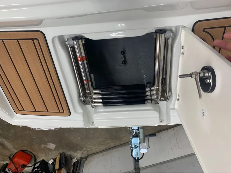 Slide: The Image of Crownline Boats E260 XS 2024 - 10