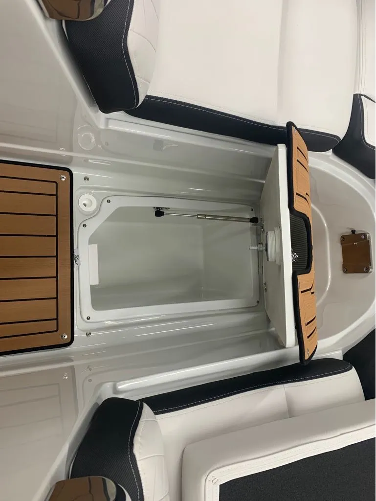 Slide: The Image of Crownline Boats E260 XS 2024 - 7