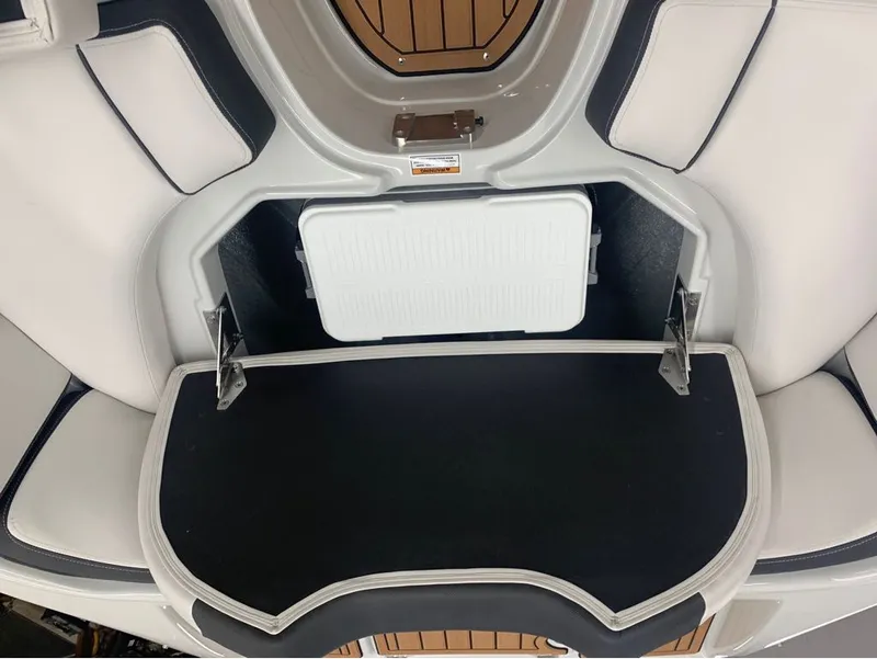Slide: The Image of Crownline Boats E260 XS 2024 - 13