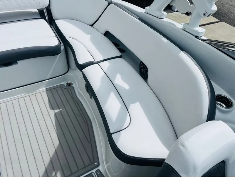 Slide: The Image of Crownline Boats E275 2024 - 5