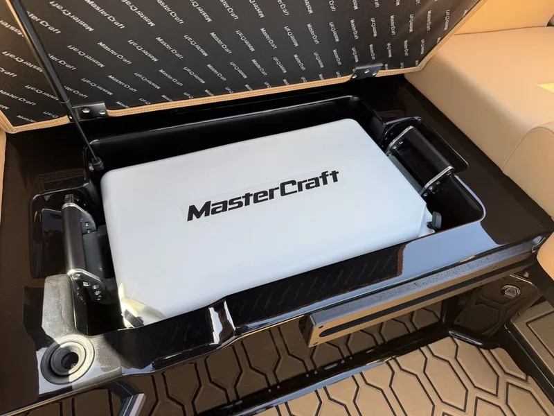 Slide: The Image of MasterCraft NXT22 2027 - 13