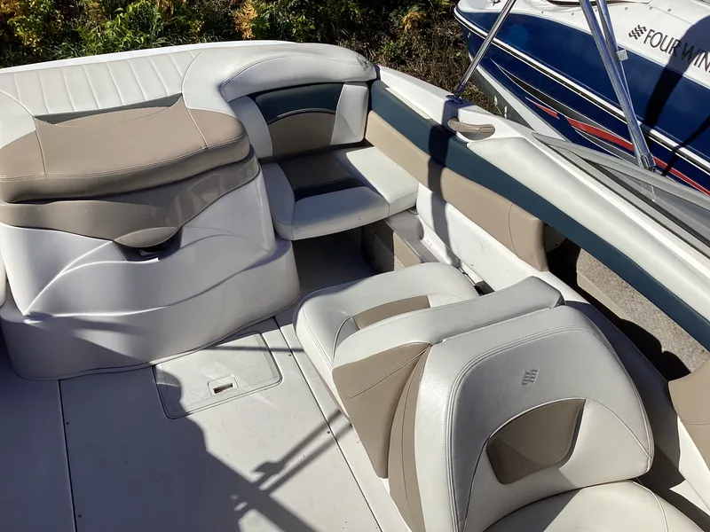 Slide: The Image of Four Winns Horizon 200 2006 - 9