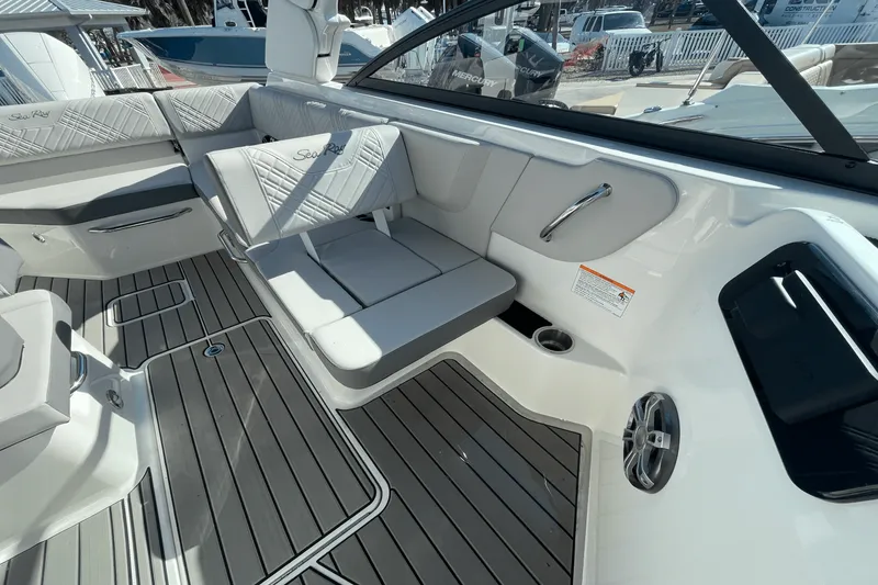Slide: The Image of Sea Ray SDX 250 Outboard 2025 - 10