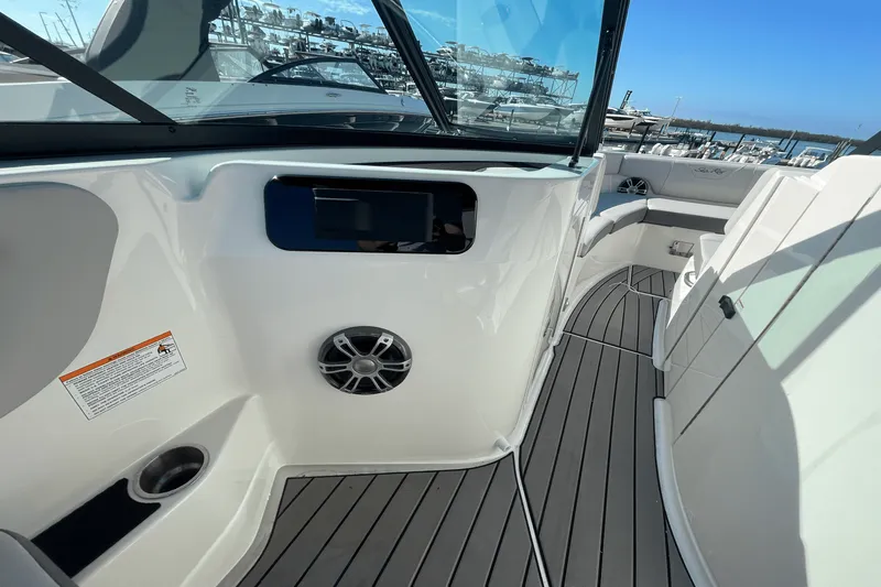 Slide: The Image of Sea Ray SDX 250 Outboard 2025 - 11