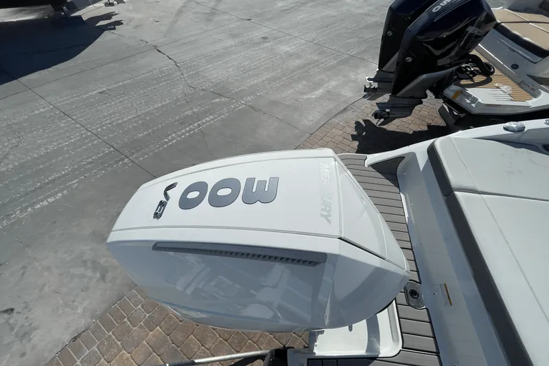 Slide: The Image of Sea Ray SDX 250 Outboard 2025 - 15
