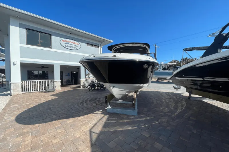 Slide: The Image of Sea Ray SDX 250 Outboard 2025 - 2