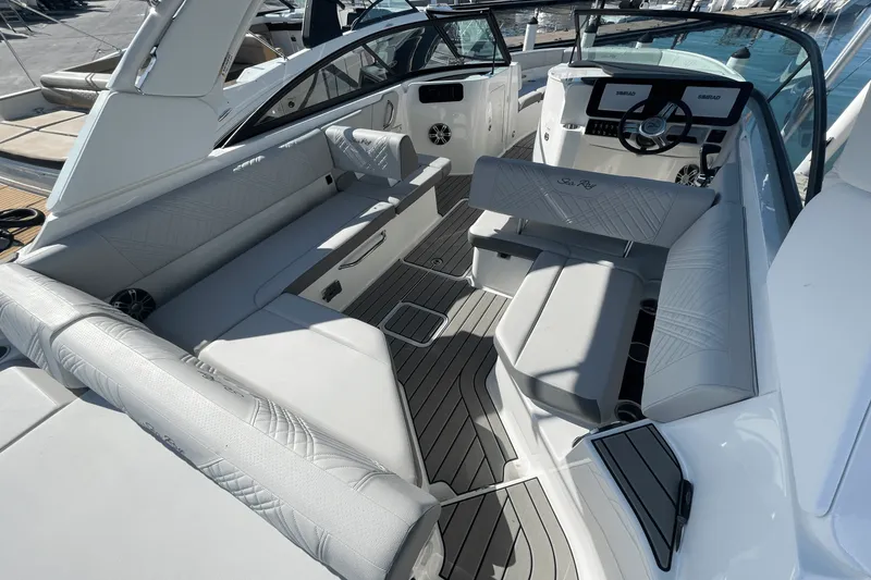 Slide: The Image of Sea Ray SDX 250 Outboard 2025 - 5
