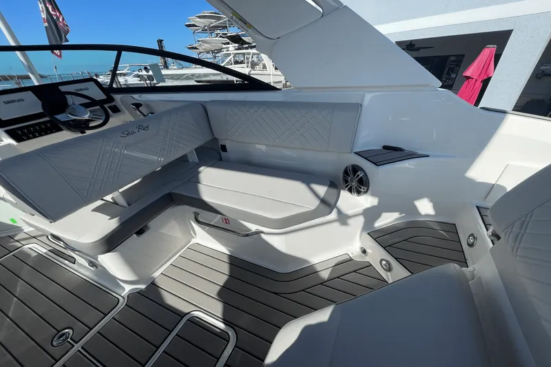 Slide: The Image of Sea Ray SDX 250 Outboard 2025 - 7