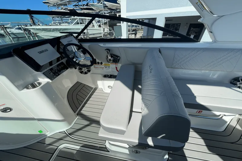 Slide: The Image of Sea Ray SDX 250 Outboard 2025 - 9