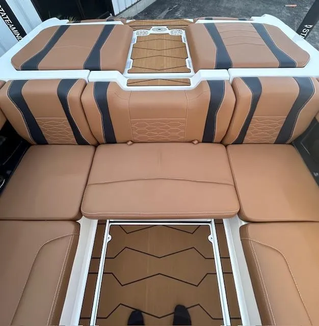 Slide: The Image of Malibu Wakesetter 22MXZ 2025 - 10