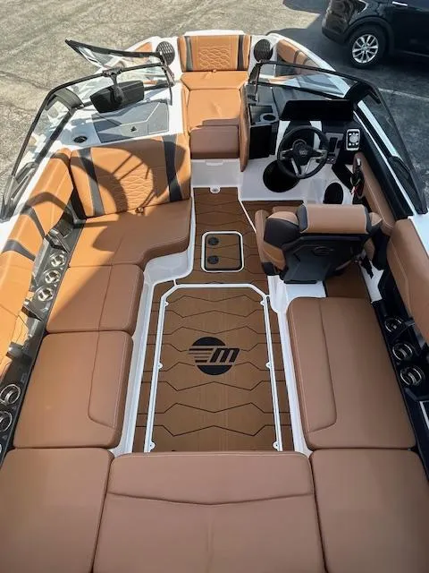 Slide: The Image of Malibu Wakesetter 22MXZ 2025 - 12