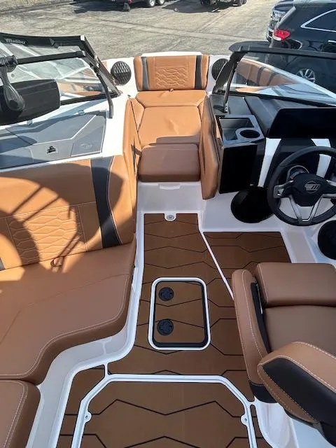 Slide: The Image of Malibu Wakesetter 22MXZ 2025 - 13