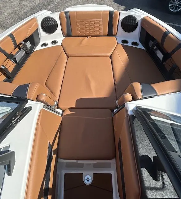Slide: The Image of Malibu Wakesetter 22MXZ 2025 - 14