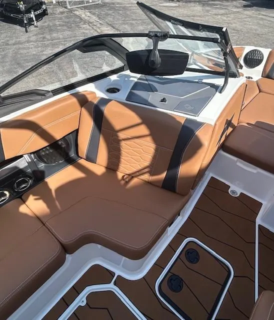 Slide: The Image of Malibu Wakesetter 22MXZ 2025 - 15