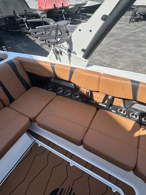 Slide: The Image of Malibu Wakesetter 22MXZ 2025 - 16