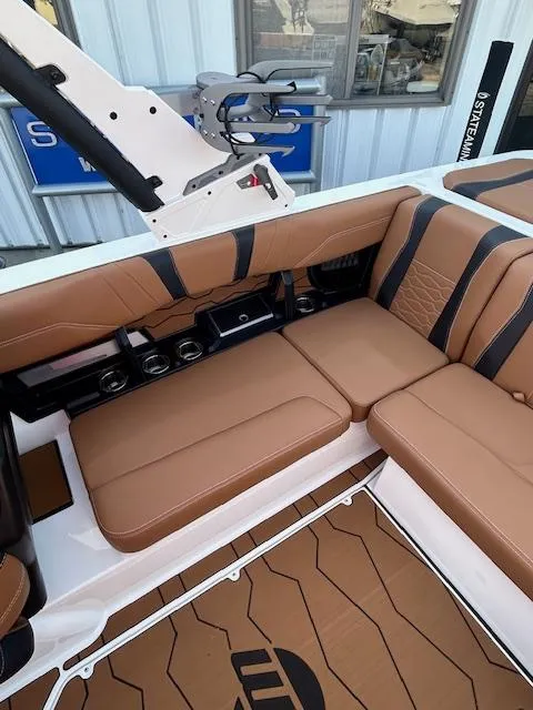 Slide: The Image of Malibu Wakesetter 22MXZ 2025 - 18