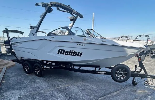 Slide: The Image of Malibu Wakesetter 22MXZ 2025 - 5
