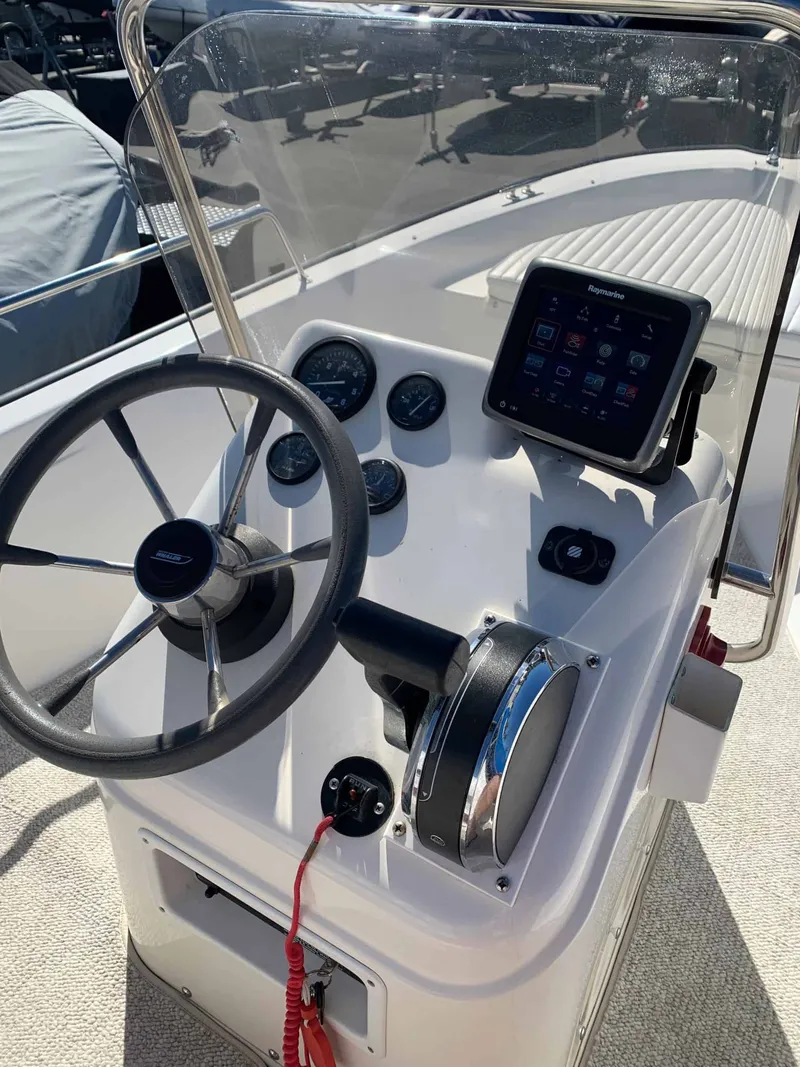 Slide: The Image of Boston Whaler DAUNTLESS 1998 - 12