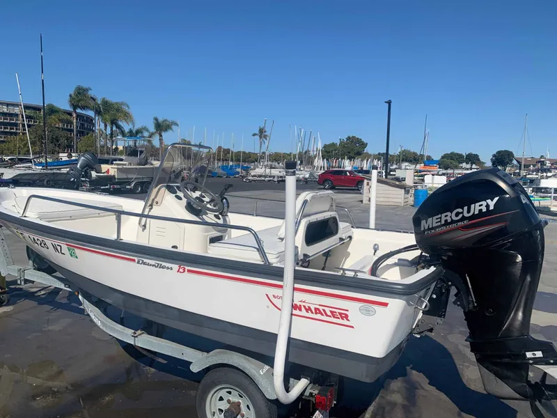Slide: The Image of Boston Whaler DAUNTLESS 1998 - 0