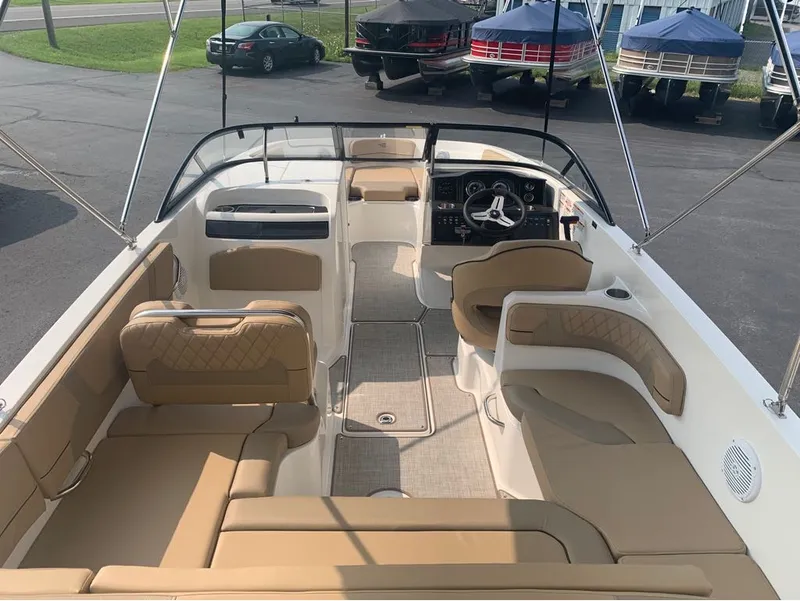 Slide: The Image of Bayliner VR6 Bowrider 2024 - 8