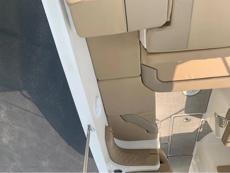 Slide: The Image of Bayliner VR6 Bowrider 2024 - 9
