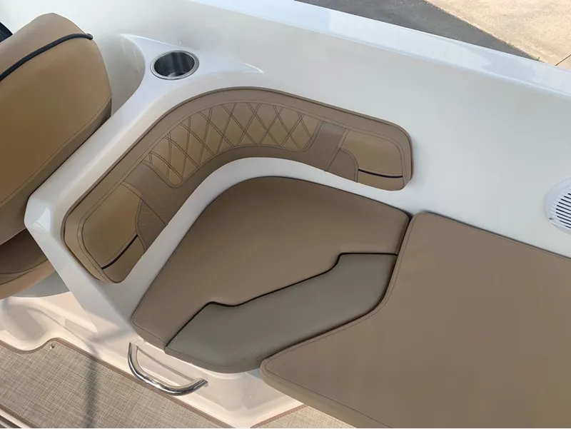 Slide: The Image of Bayliner VR6 Bowrider 2024 - 17