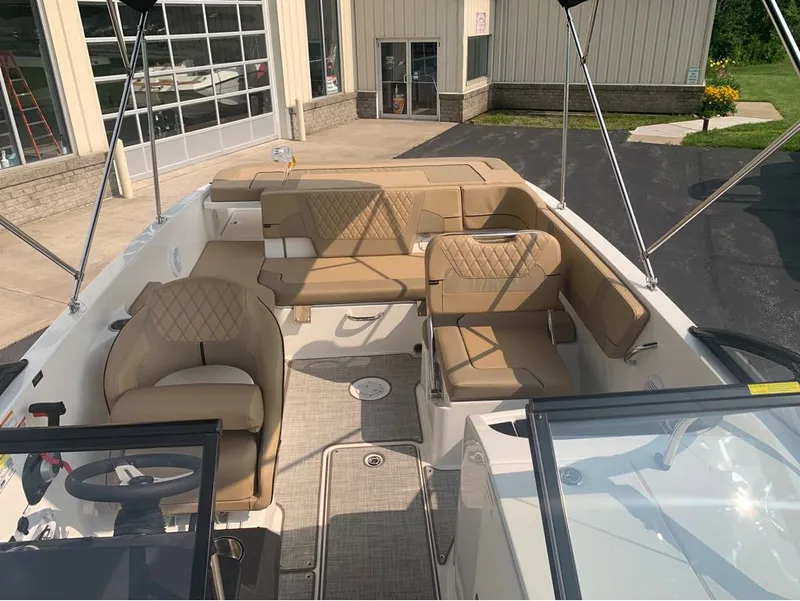 Slide: The Image of Bayliner VR6 Bowrider 2024 - 13