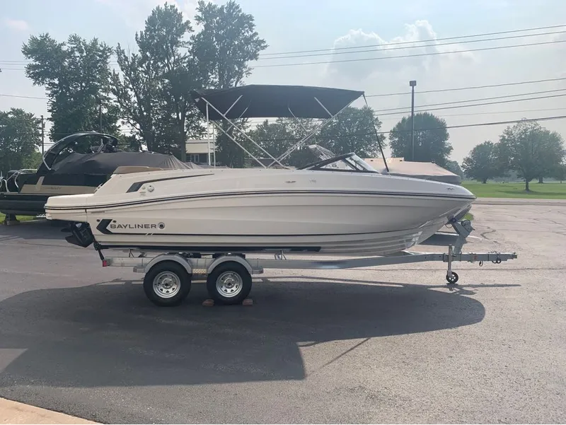Slide: The Image of Bayliner VR6 Bowrider 2024 - 5